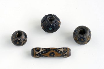 湖南荆坪战国墓地出土罕见早期玻璃器