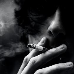 抽烟的男生头像霸气黑白超拽个性 这些年你学会了喝酒吸烟_qq头像大全